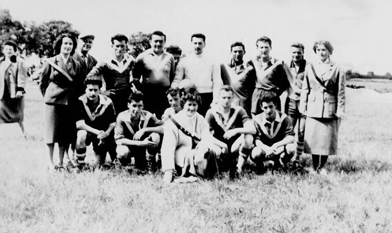 L'équipe de football de Montamisé et les Madelons (Ginette Masteau, Jeannine Joyeux et la reine, Ginette Boutet) vers 1948 à l'ancien stade de la Croix blanche.