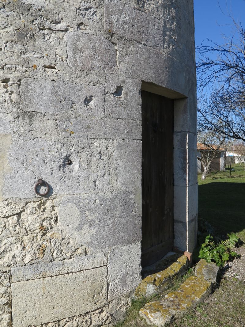 Pierres de taille positionnées sans raison apparente près de la porte est du moulin.