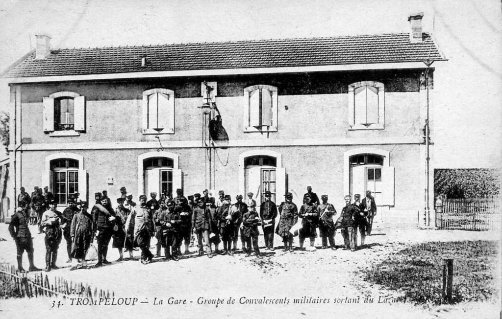 Carte postale (collection particulière) : Trompeloup, la gare, groupe de convalescents militaires sortant du lazaret (BR).