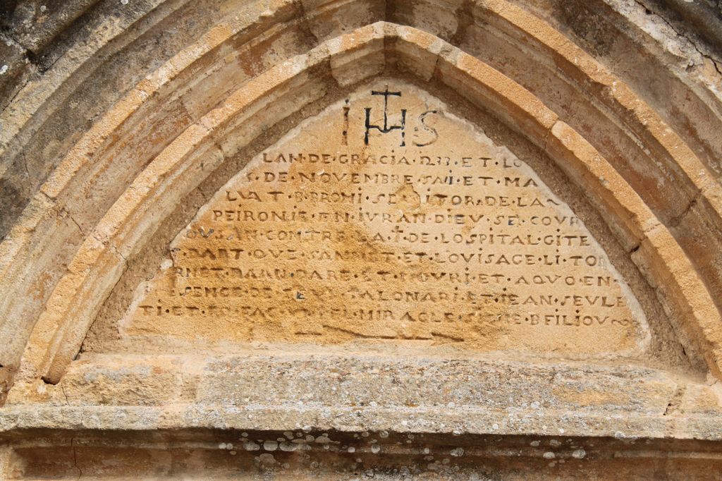 Détail du tympan du portail de la chapelle de la Croix à Saint-Léon-sur-Vézère.