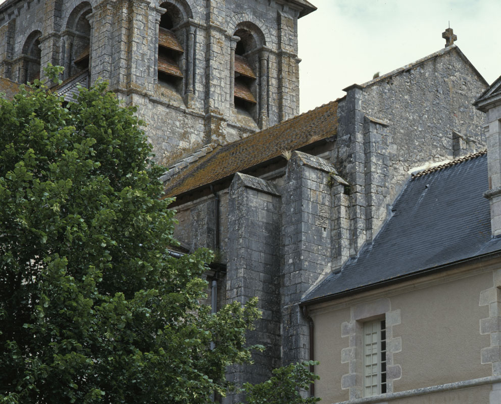 Église, collage du mur ouest du bras sud du transept et du mur sud de la nef.