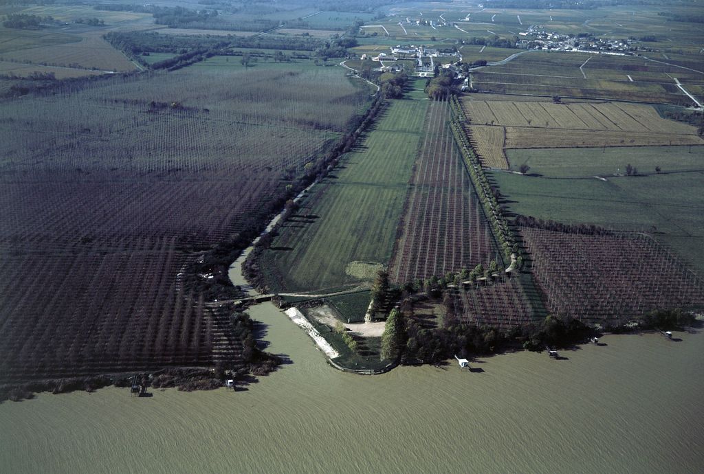Port de Beychevelle : vue aérienne (2002).