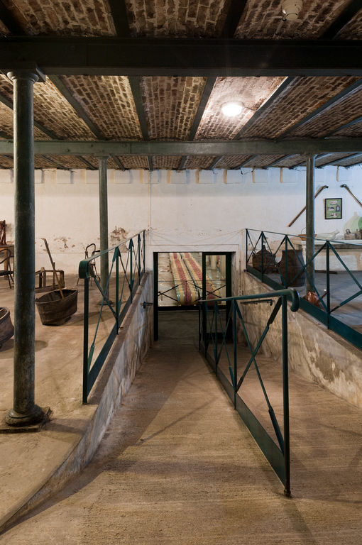 Ancienne tonnellerie : rampe d'accès au chai semi-enterré.