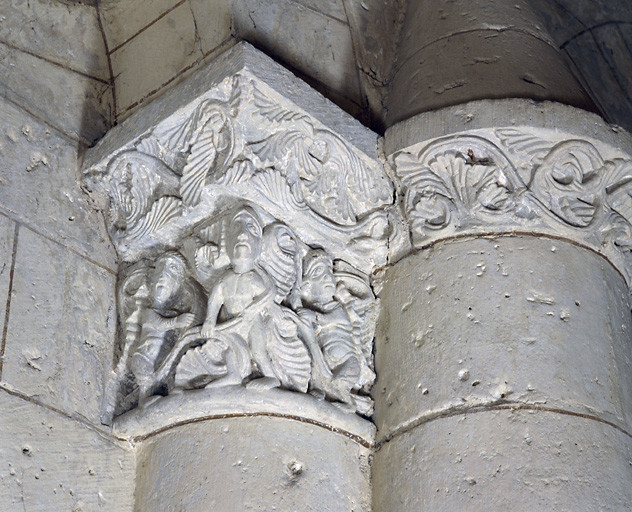 Intérieur, mur gouttereau sud, neuvième travée, registre inférieur, chapiteau droit : trois personnages dans des rinceaux, celui du milieu est nu.