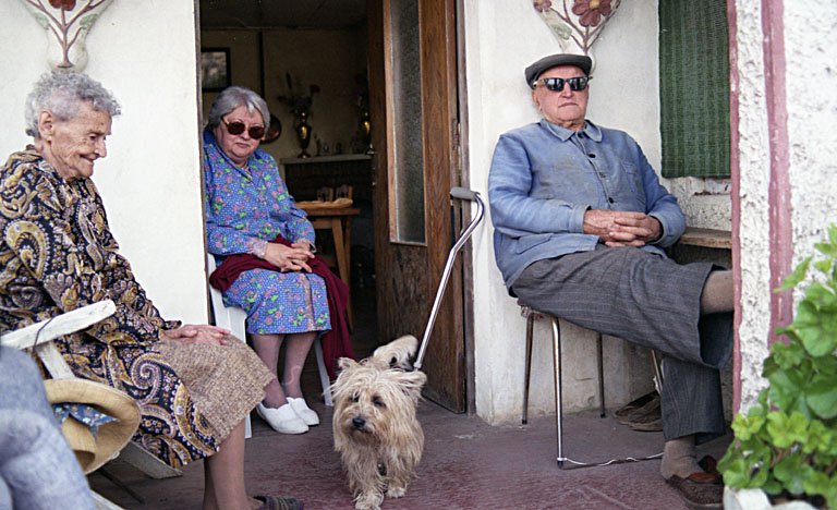 Gabriel et son épouse, accompagnés d'une troisième personne, photographiés devant l'entrée de la maison en 1995.