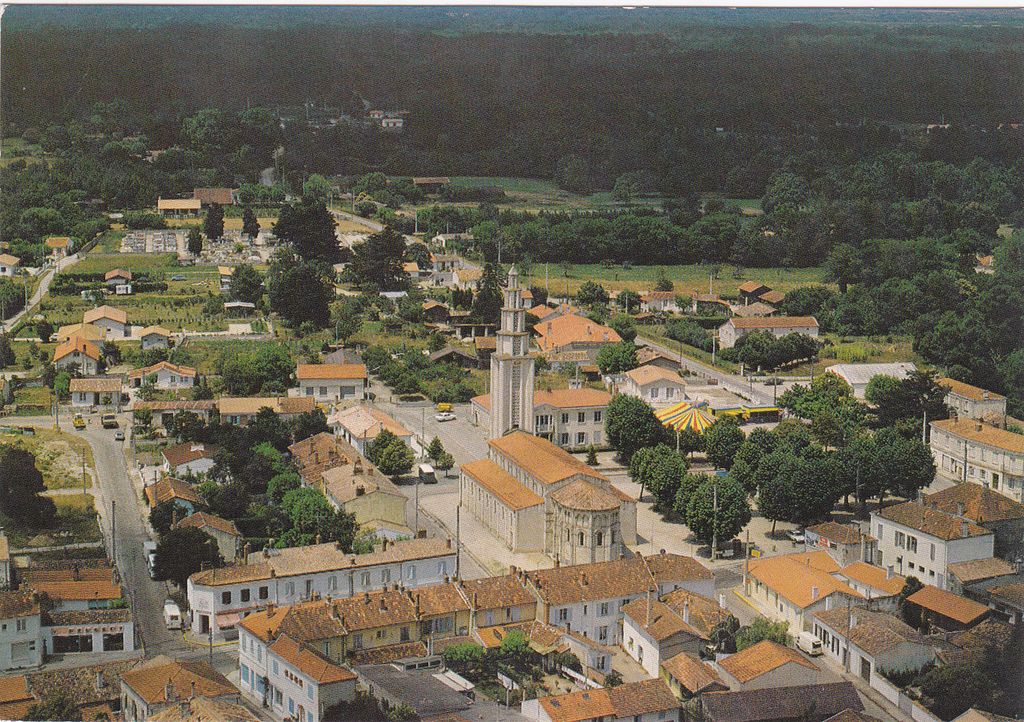 Carte postale (collection particulière) : vue aérienne du bourg, 2e moitié 20e siècle.