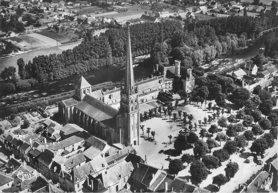 L'abbaye et la place d'Armes, aujourd'hui place de la Libération, carte postale ancienne.