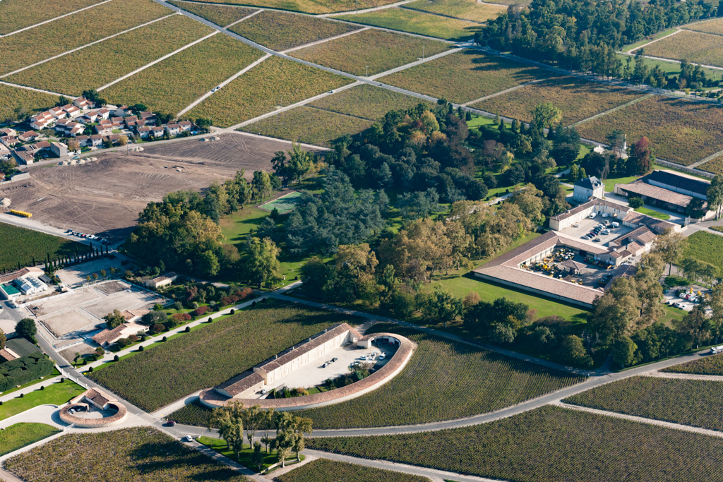 Vue aérienne depuis le nord-ouest : château, parc et dépendances ; logements de Mouton-Rothschild au premier plan