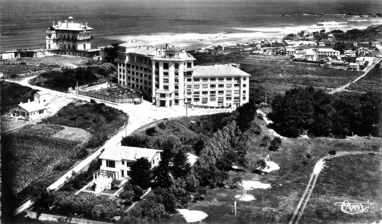 Vue du complexe hôtelier transformé en centre pour colonies de vacances depuis le sud, carte postale 3e quart du 20e siècle.