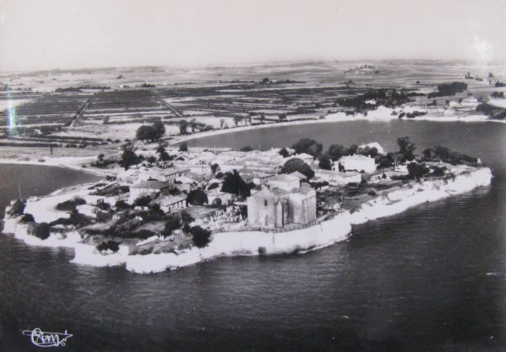 Vue aérienne de Talmont et des marais depuis le sud-ouest vers 1950.