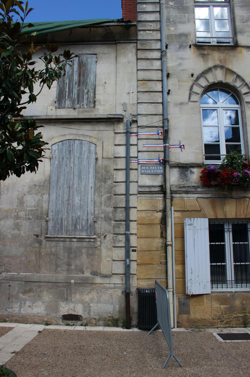 Détail de la façade sur rue (ouest) à sa jonction avec l'actuelle mairie de Bergerac : chaînages d'angle des deux bâtiments non liés entre eux.