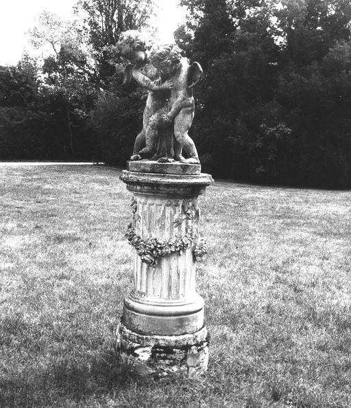 Statue de putti dans le parc en 1975.
