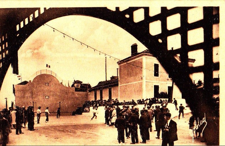 Le fronton lors d'une manifestation depuis l'hôtel Elissaldia, entre 1925 et 1940.  