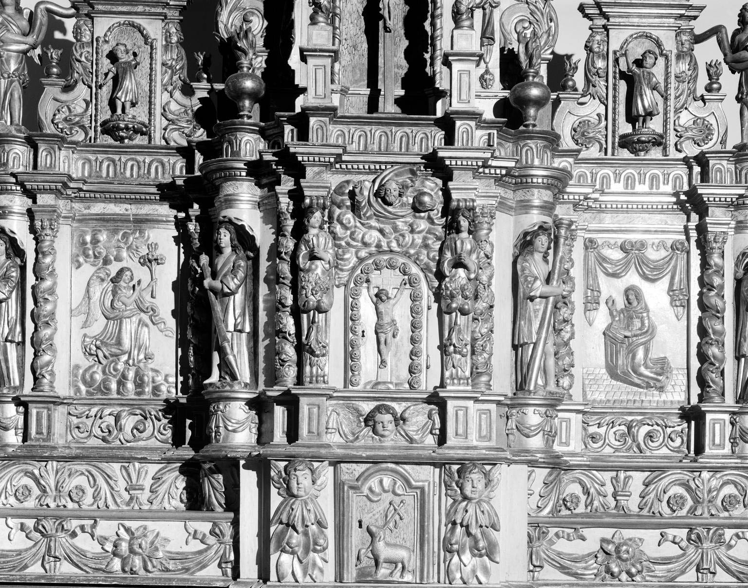 Armoire eucharistique et ailes du tabernacle. État en 1987, avant le vol de la porte, des statuettes et des panneaux d'amortissement.