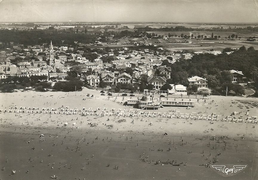 Vue aérienne de la plage (sans le boulevard), du bourg de Saint-Georges et de son arrière-pays vers 1950.