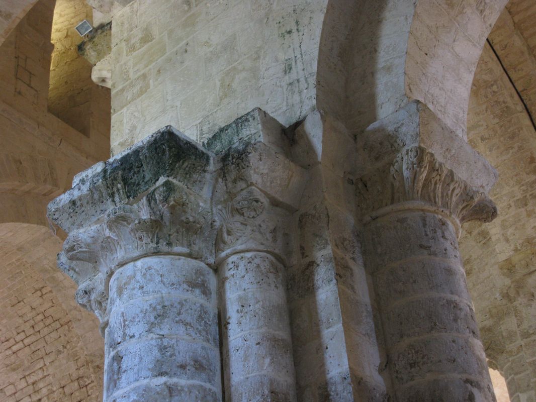 Les chapiteaux feuillagés sculptés sur une pile de la croisée du transept.
