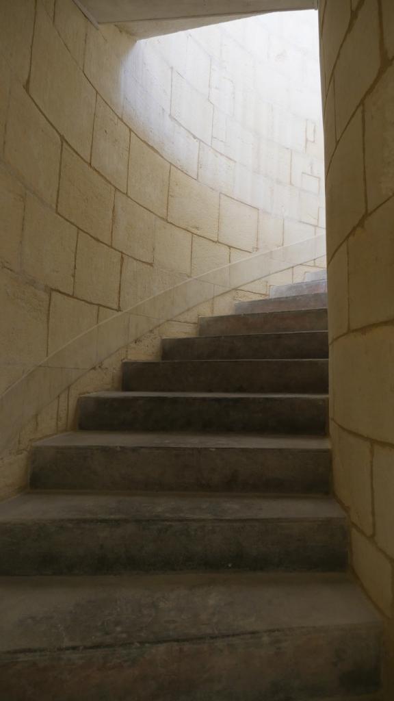 Escalier donnant accès aux niveaux supérieurs, au-dessus de la chapelle royale.