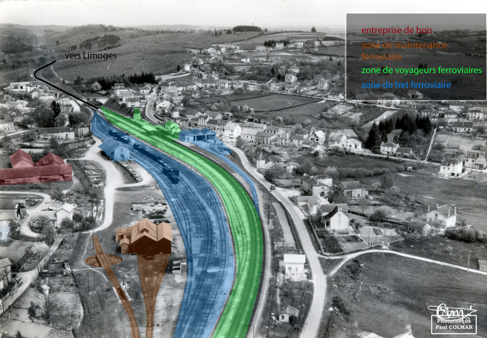 Dessin des installations ferroviaires et entreprise du bois à la gare de Bussière-Galant sur fond de carte postale, vers 1930.