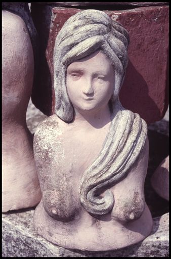 Buste de femme nue, photographiée en 1999, aujourd'hui disparue.