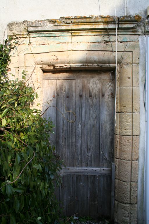 Maison du maître de chais, façade latérale occidentale : détail d'une porte au chambranle mouluré.