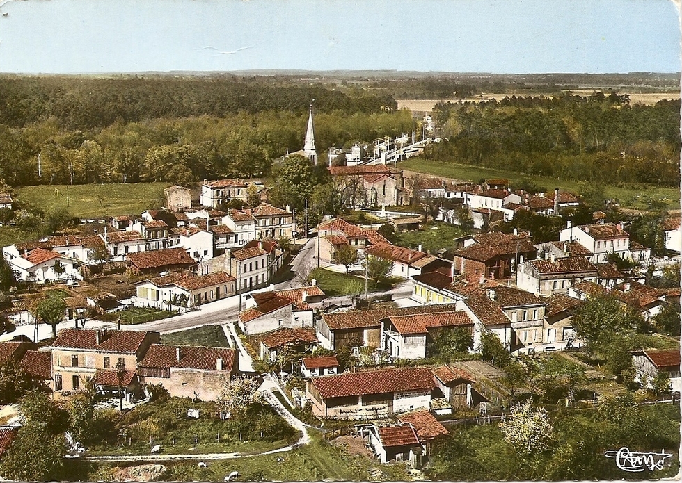Vue aérienne du bourg, depuis le sud, vers 1960.