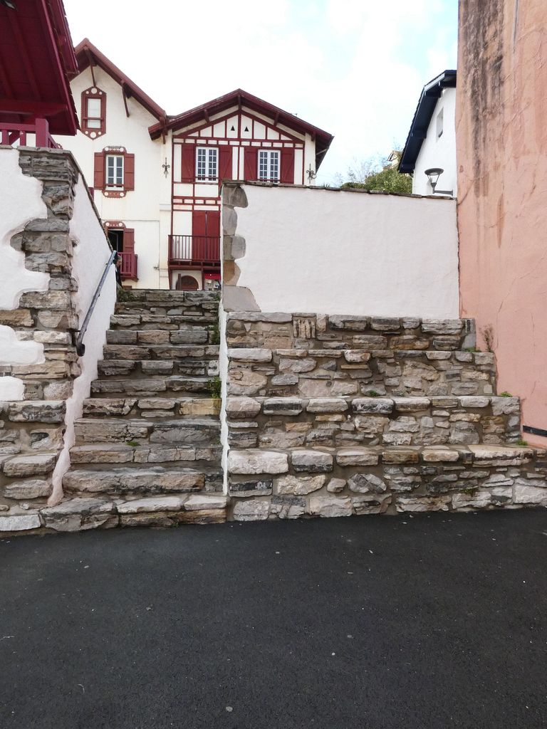 Les gradins en pierre, côté ouest et l'escalier d'accès depuis la rue Erretegia.