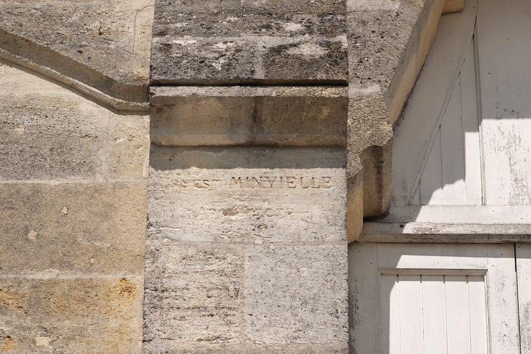 Cuvier, façade principale : détail de la signature de l'architecte Ernest Minvielle.