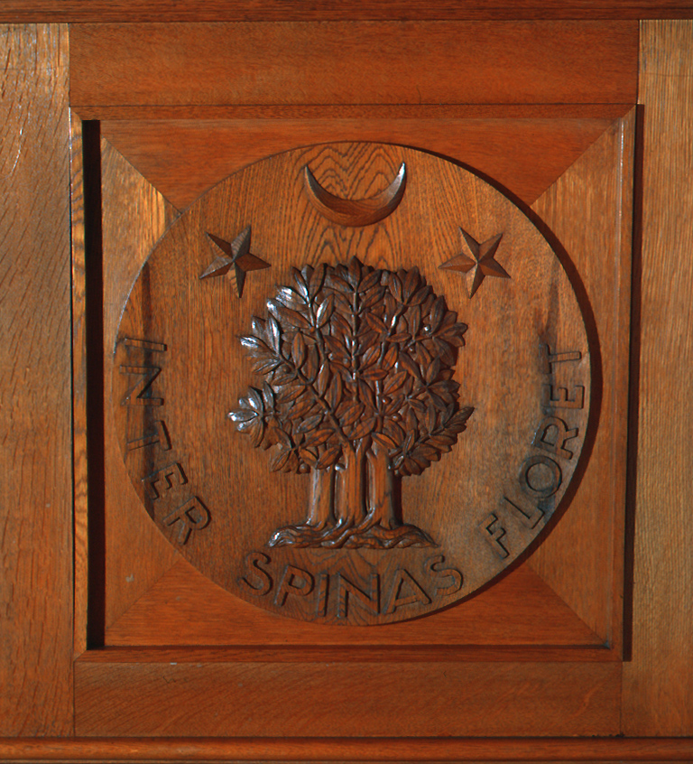 Détail des armoiries de la ville d'Aubusson (un buisson avec un croissant accosté de deux étoiles), représentées sur le mobilier de la salle du Conseil et accompagnées de la devise INTER SPINAS FLORET.