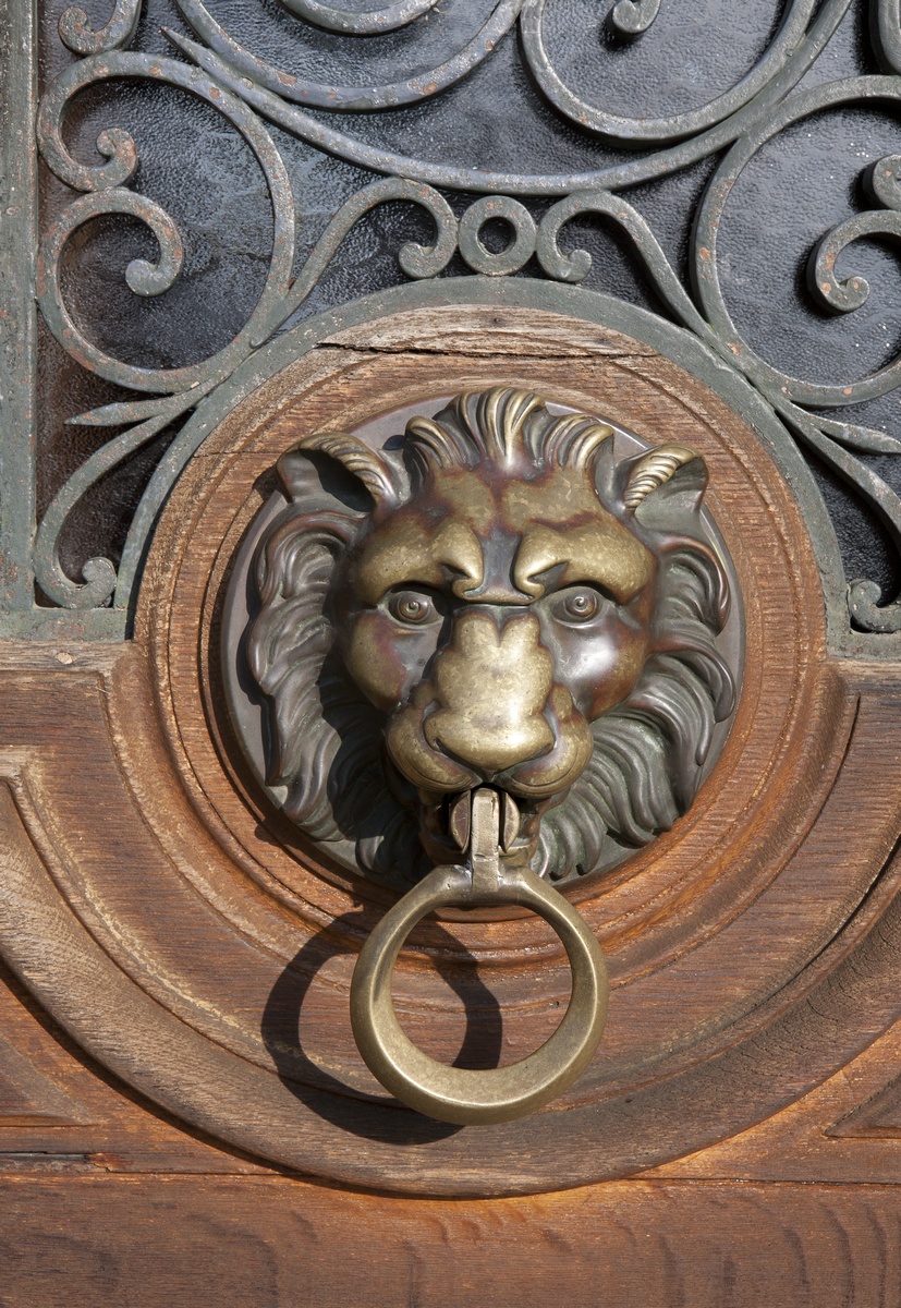 Décor des poignées de la porte principale : tête de lion.