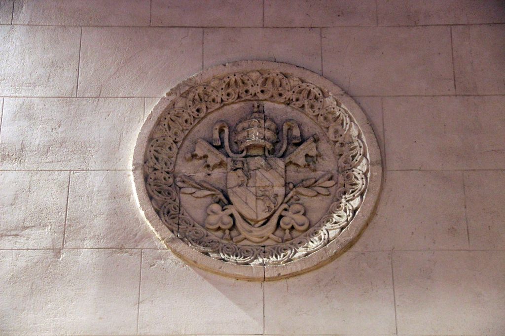 Choeur : porte nord, détail du médaillon aux armes du pape Pie IX (1846 à 1878).