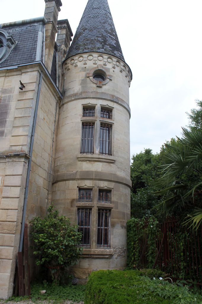 Château : détail de la tour.