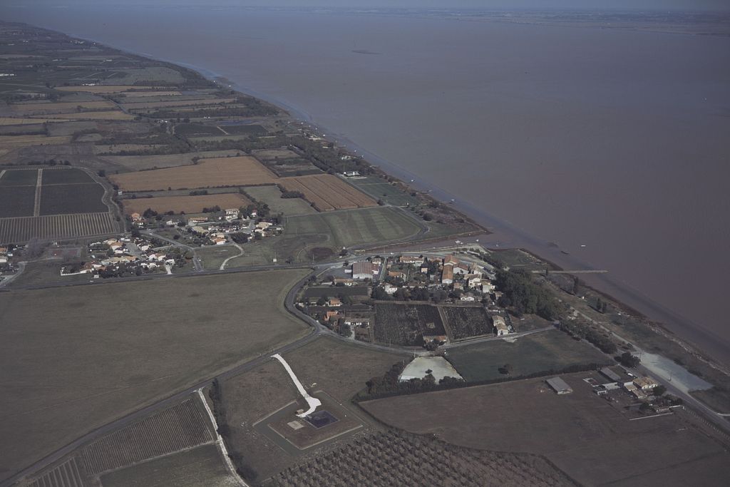 Port et hameau de la Chapelle : vue aérienne (2002).