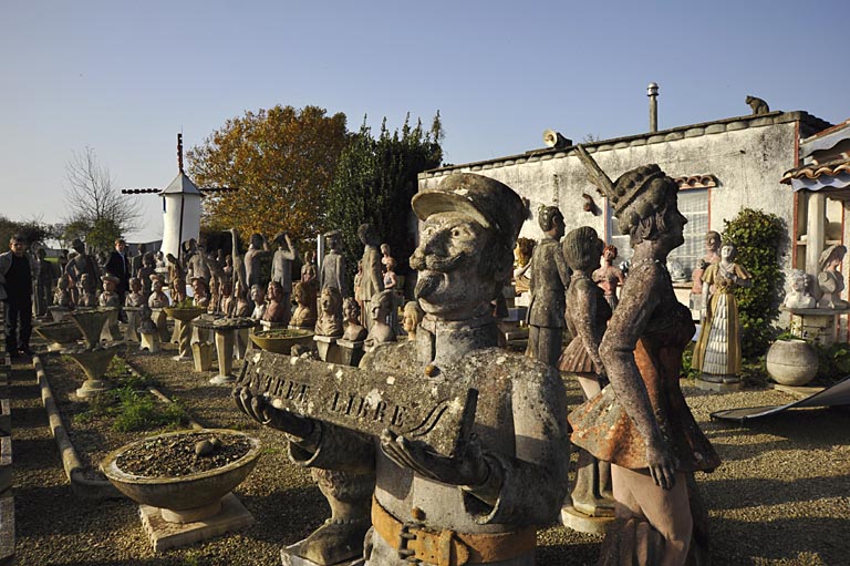 Statues et bustes situés devant la maison.
