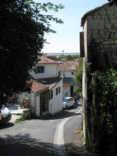 La rue des Goélands, ancienne voie d'accès descendant du bourg.