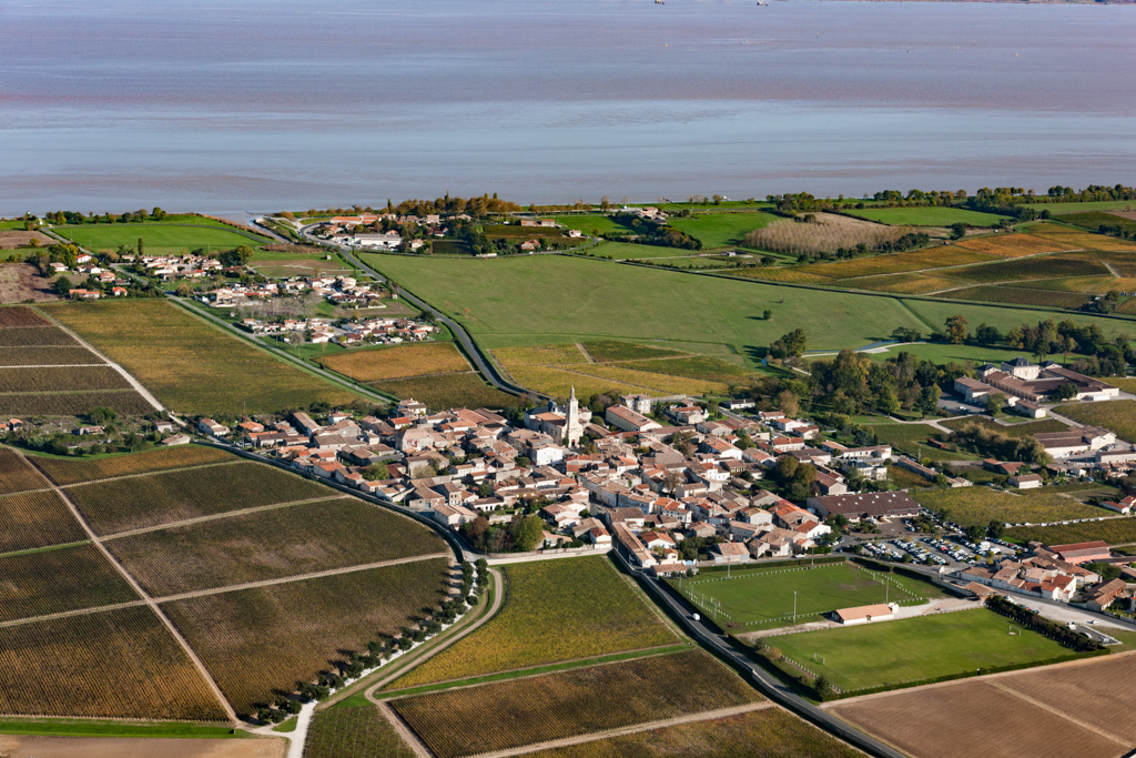 Vue aérienne depuis le nord-ouest : village et port.