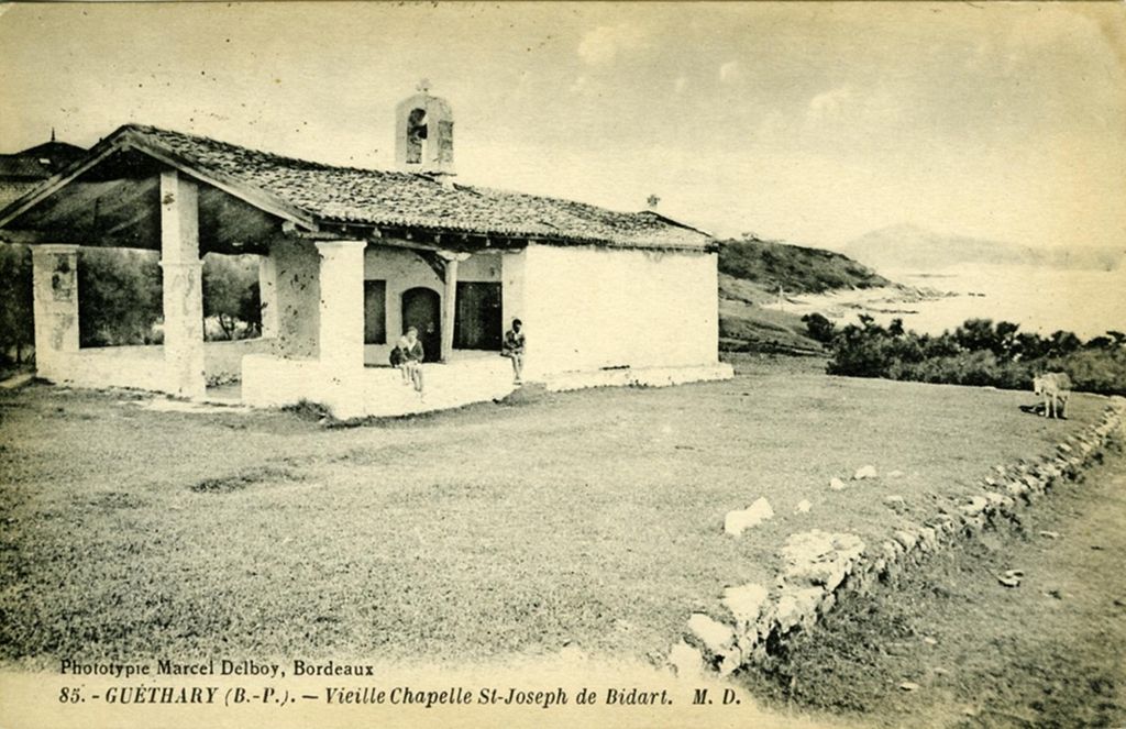 Vue de la chapelle Saint-Joseph et du chemin descendant à la plage.