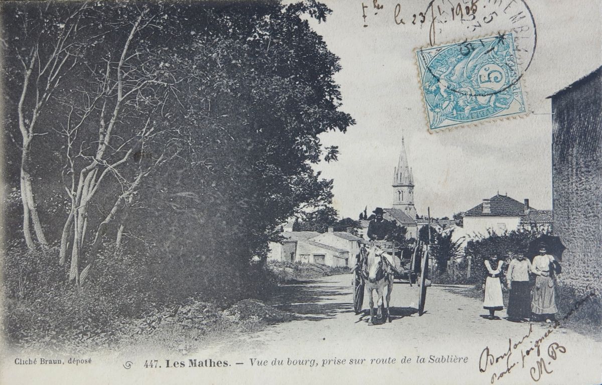 L'entrée est du bourg, vers l'actuelle mairie, sur une carte postale vers 1900.