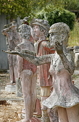 Plusieurs statues vues en enfilade sur le côté gauche du jardin.