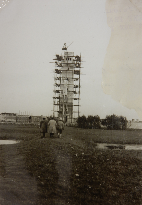 La tour amont en cours de construction, en 1949.