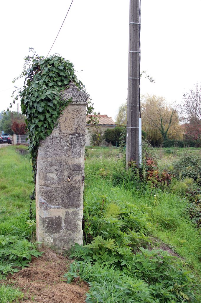 Pilier maçonné d'un portail, en bordure de la route des palus (Pré de Salargue, parcelle AL 280).
