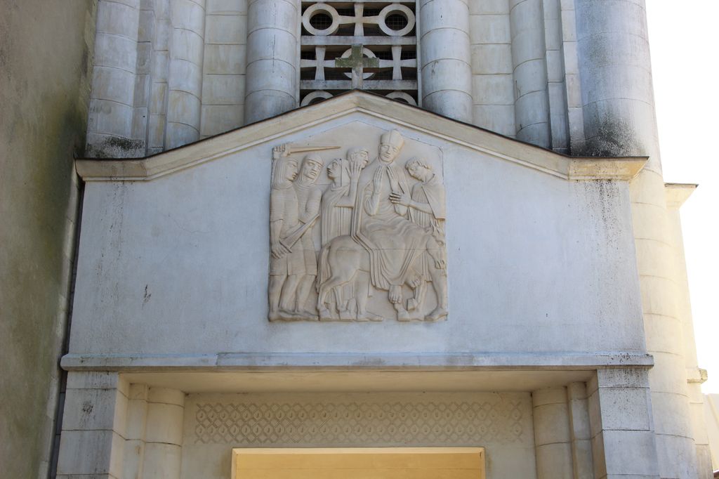 Façade latérale nord du clocher : bas-relief représentant une scène de la vie de saint Vivien.