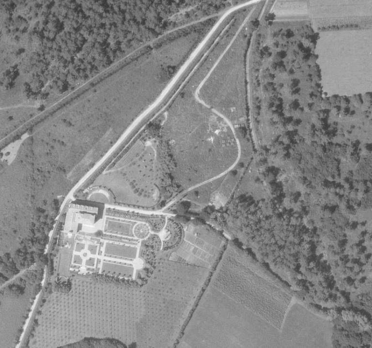 Vue aérienne de la demeure et de son jardin, photographie, août 1952, IGN.