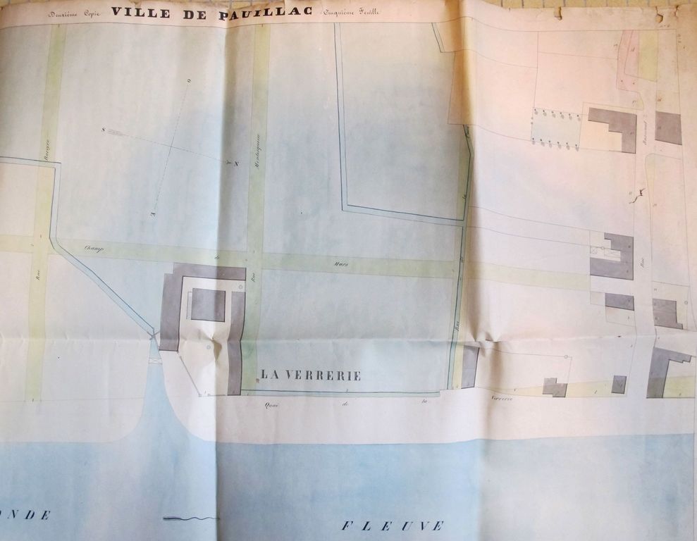 « Plan de la ville de Pauillac, deuxième copie, cinquième feuille ». Papier, encre, lavis, par Henry Bagouet (géomètre), 1835.