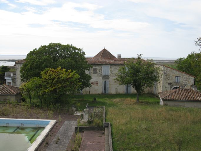 Le logis vu depuis l'est.