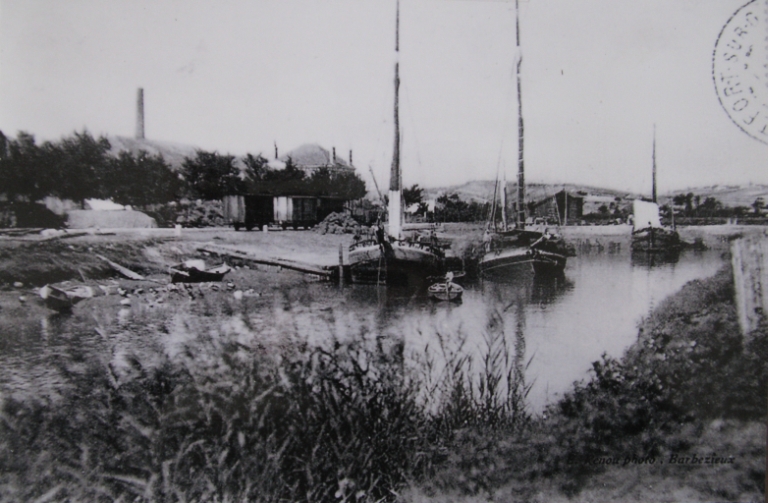 Gabares dans le Port-Maubert et wagons sur les quais au début du 20e siècle.