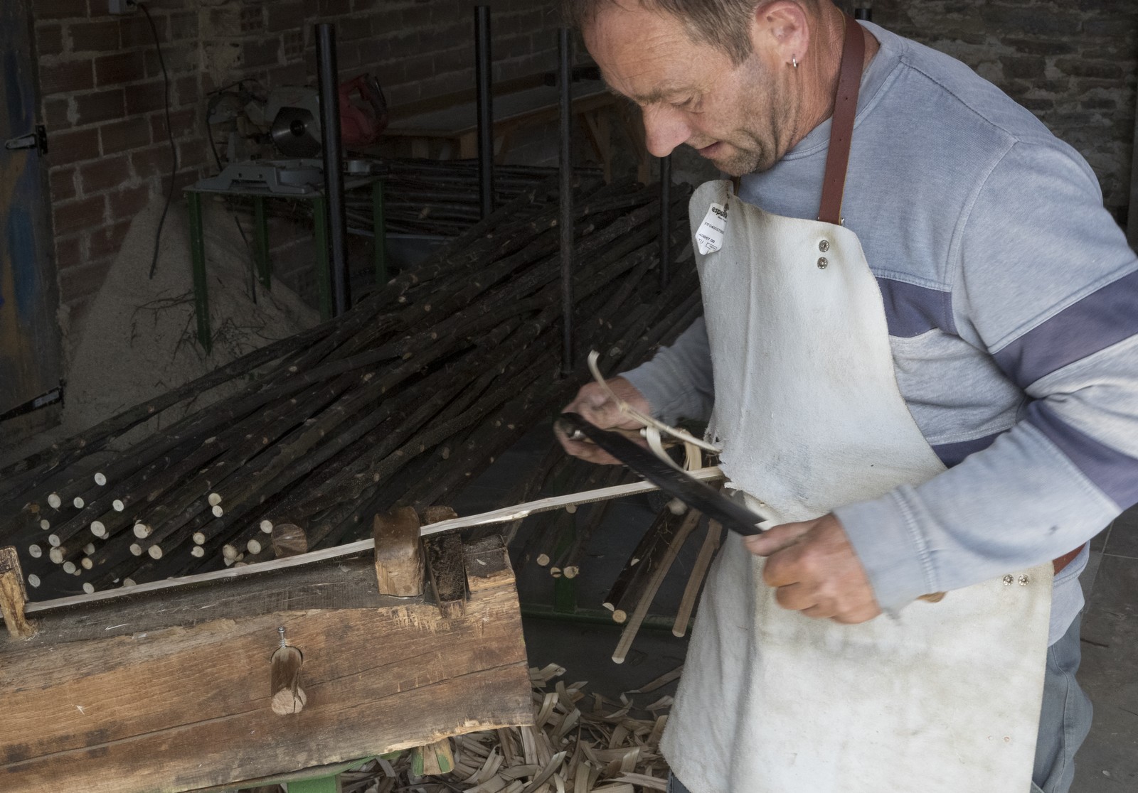 Atelier du feuillardier : planage d'un feuillard.