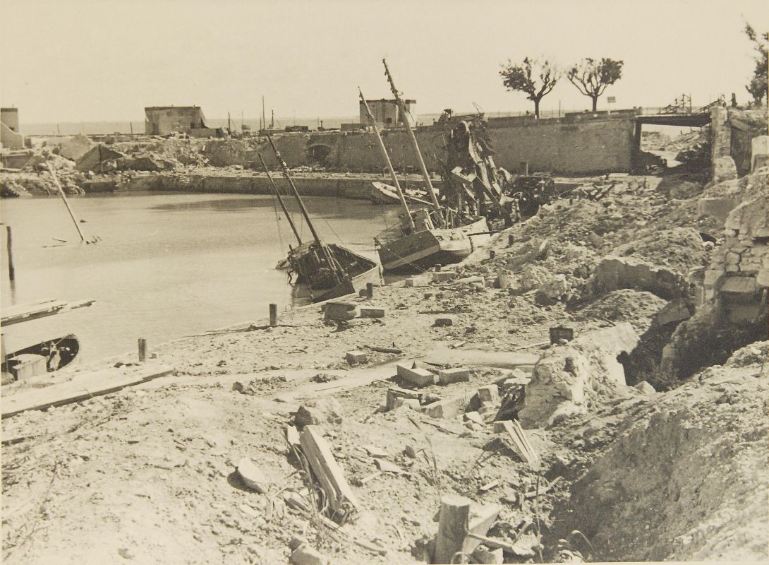 Le quai Amiral-Meyer et, à l'arrière-plan, le quai L'Herminier, en ruines, après les bombardements de 1945.