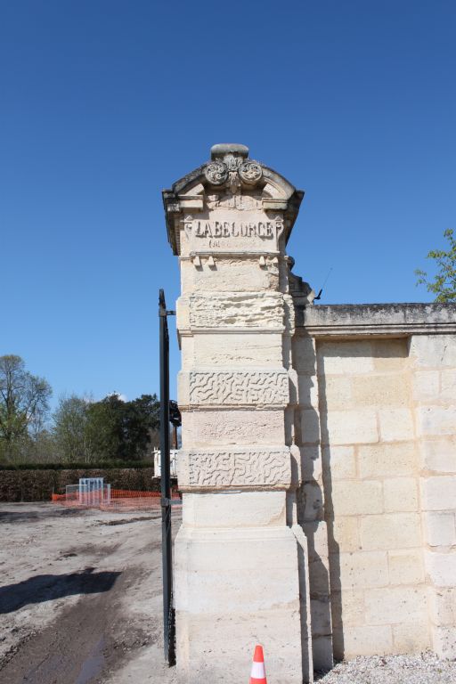 Portail d'accès au château : détail du pilier portant le nom du domaine.