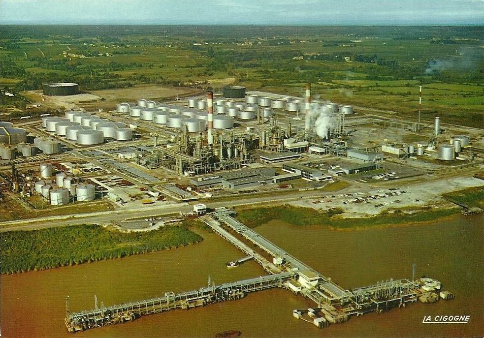 Carte postale (collection particulière) : vue aérienne de la raffinerie de Pauillac, agrandie sur l'emplacement du lazaret de Trompeloup.