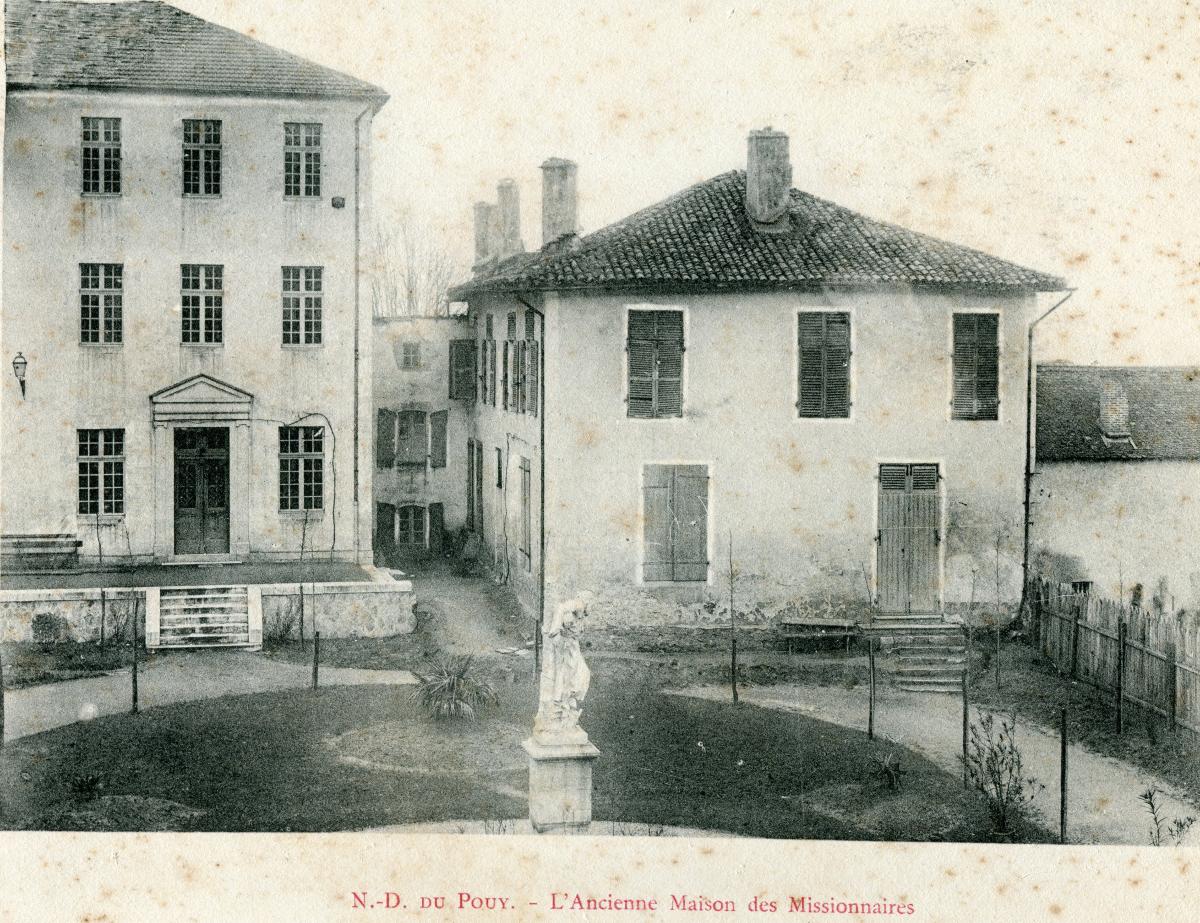 Ancienne maison du Pouy, vue depuis l'est (depuis le cloître qui n'est pas encore fermé). Carte postale, avant 1900.